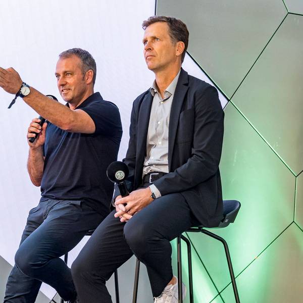 Bei der Eröffnung der DFB-Akademie in Frankfurt blicken Bundestrainer Hansi Flick und DFB-Direktor Oliver Bierhoff in die Zukunft.