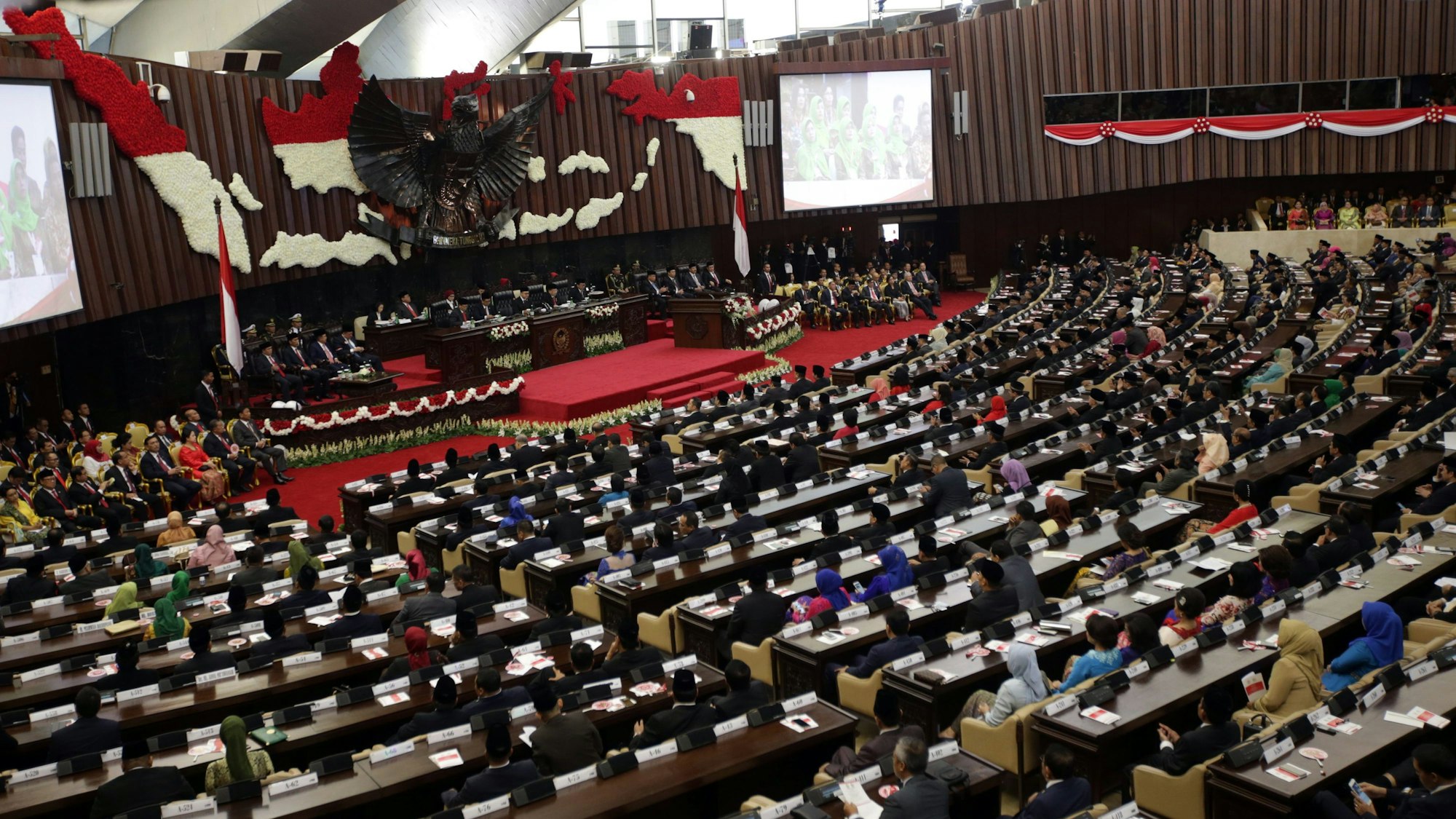 Im indonesischen Parlament sitzen Abgeordnete und beraten. (Archivbild)