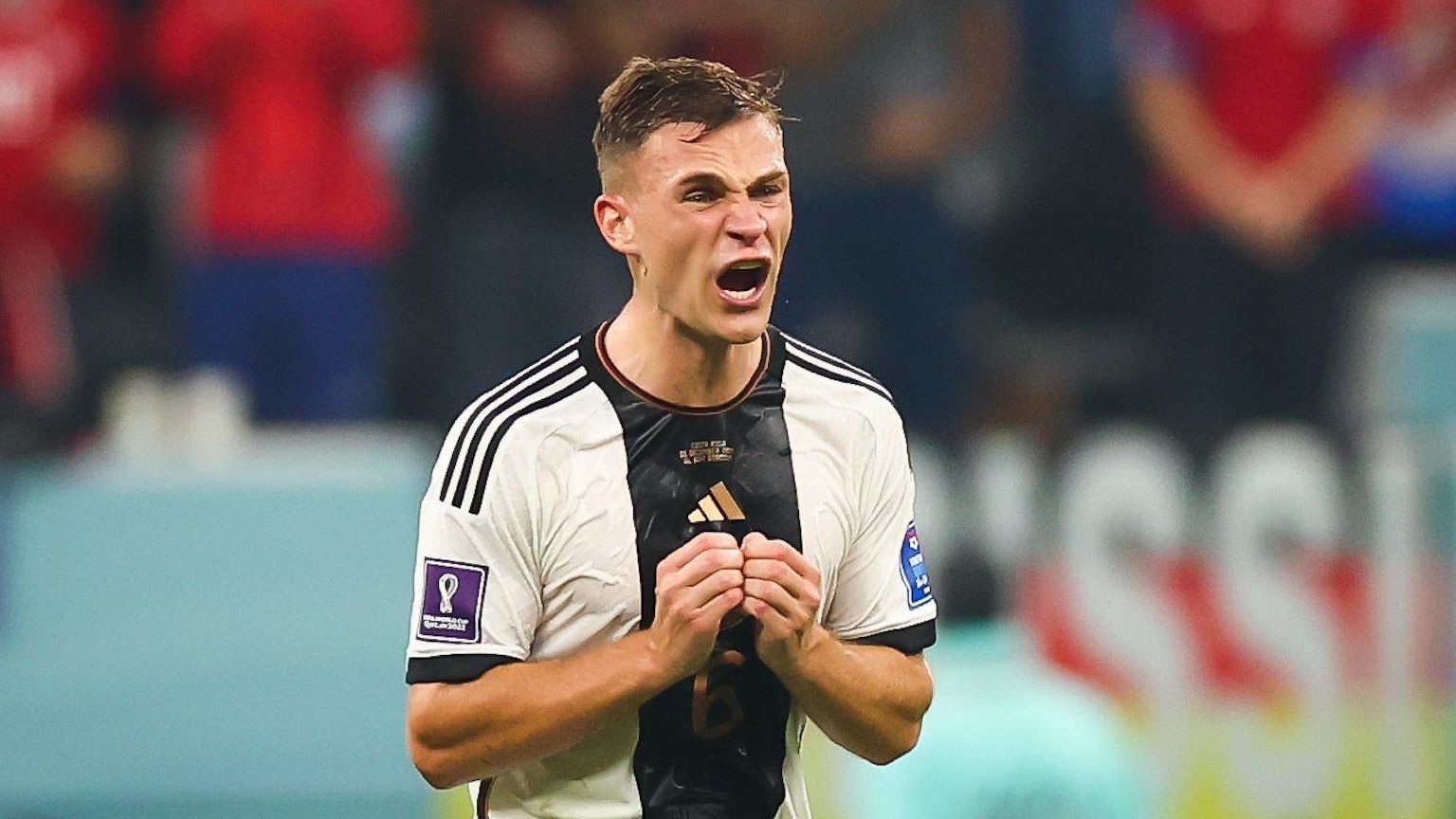 Deutschlands Joshua Kimmich reagiert auf dem Platz während des Spiels gegen Costa Rica. Er schreit wütend.