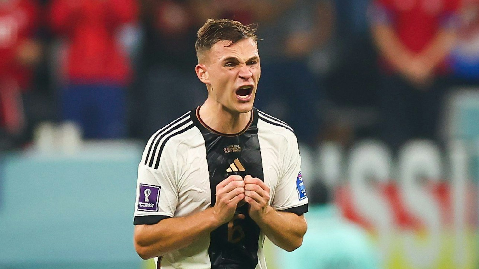 Deutschlands Joshua Kimmich reagiert auf dem Platz während des Spiels gegen Costa Rica. Er schreit wütend.