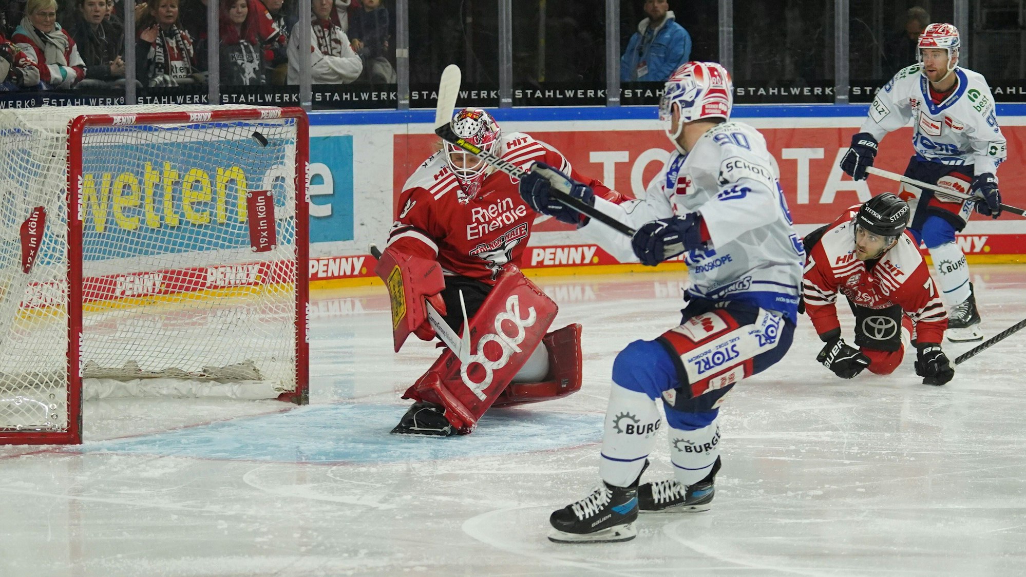 Eishockey Penny-DEL 28.Spieltag Kölner Haie - Schwenninger Wild Wings am 06.12.2022 in der Lanxess Arena in Köln Tylor Spink Schwenningen , vorne - erzielt den Treffer zum 0:1 Gemäß den Vorgaben der DEL Deutsche Eishockey Liga ist die Publikation und Weiterverwertung der Aufnahmen in elektronischen Medien und Endgeräten aller Art während des laufenden Spiels nicht zulässig. *** Ice hockey penny DEL 28 Spieltag Kölner Haie Schwenninger Wild Wings on 06 12 2022 in the Lanxess Arena in Cologne Tylor Spink Schwenningen , front scores the goal to 0 1 According to the specifications of the DEL German Ice Hockey League, the publication and further use of recordings in electronic media and terminals of any kind during the ongoing game is not allowed xDMx