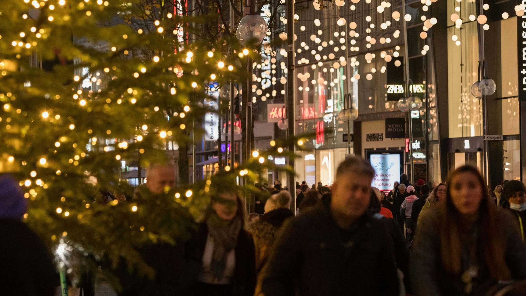 Die Schildergasse mit Weihnachtsbeleuchtung.