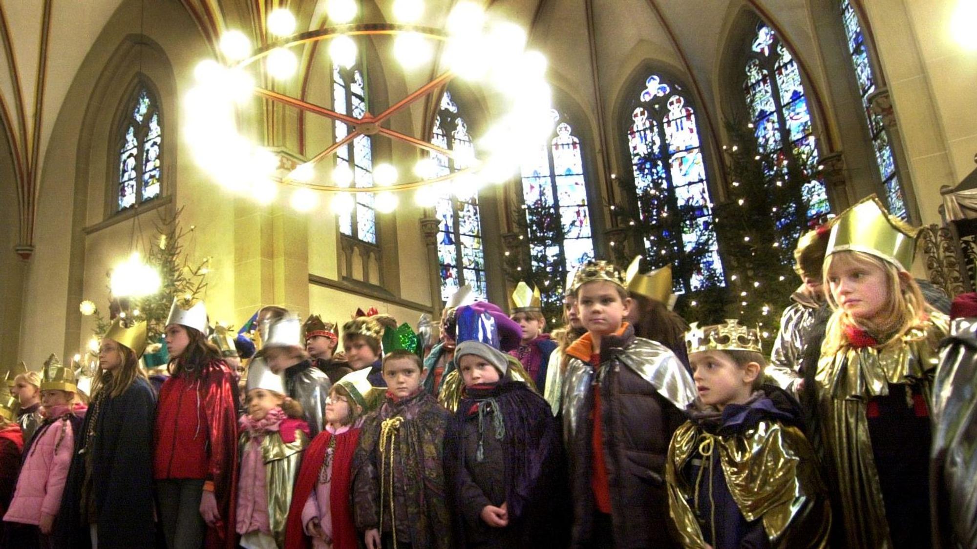 Sternsinger stehen in der katholischen Pfarrkirche Leichlingen im Jahr 2008.