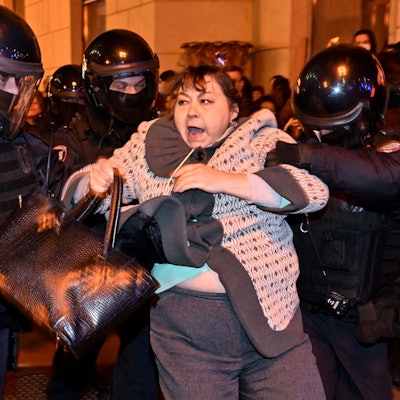 Moskau, September 2022: Die Polizei geht nach der Teilmobilmachung in Russland gegen eine Demonstrantin vor.
