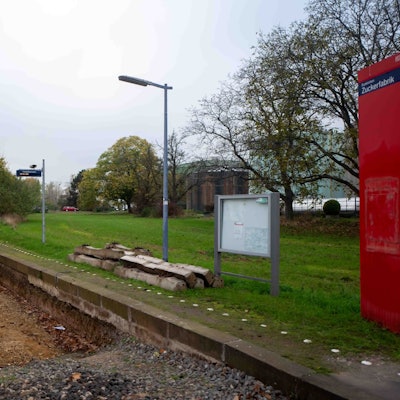 Ein Haltepunkt ohne Gleise im Boden