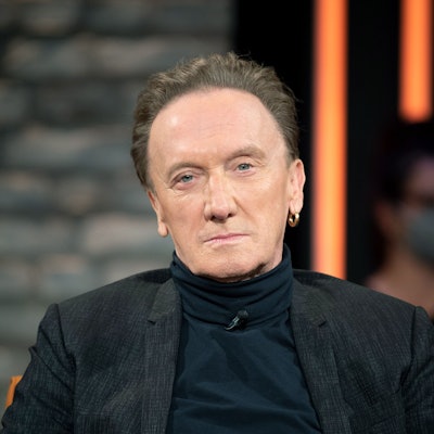 Marius Müller-Westernhagen, Musiker, sitzt vor der Aufzeichnung der Radio Bremen Talkshow "3nach9" im Studio.