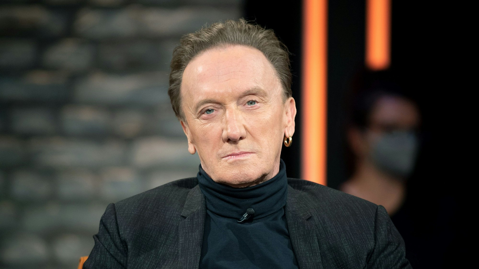Marius Müller-Westernhagen, Musiker, sitzt vor der Aufzeichnung der Radio Bremen Talkshow "3nach9" im Studio.