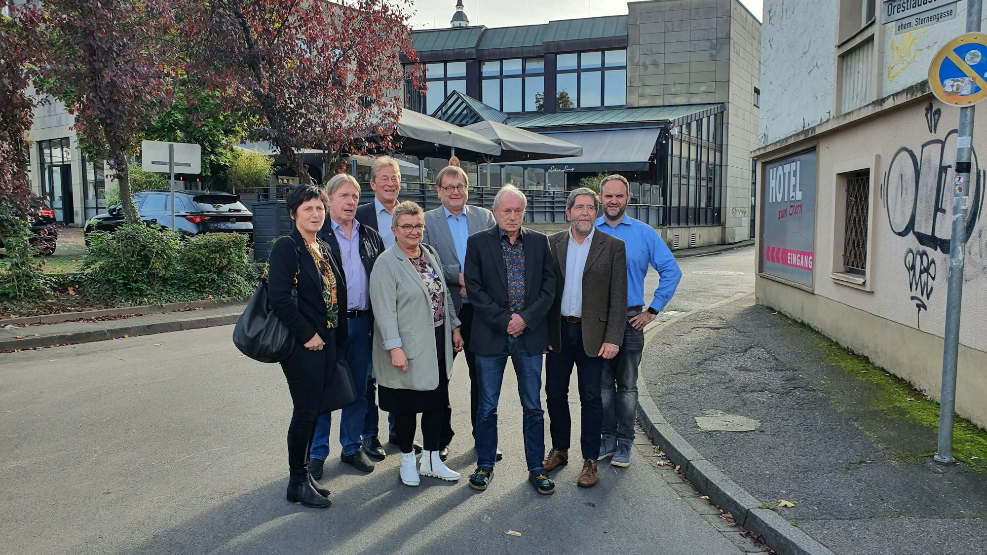 Mitglieder der CDU und der Grünen stehen auf der Straße.