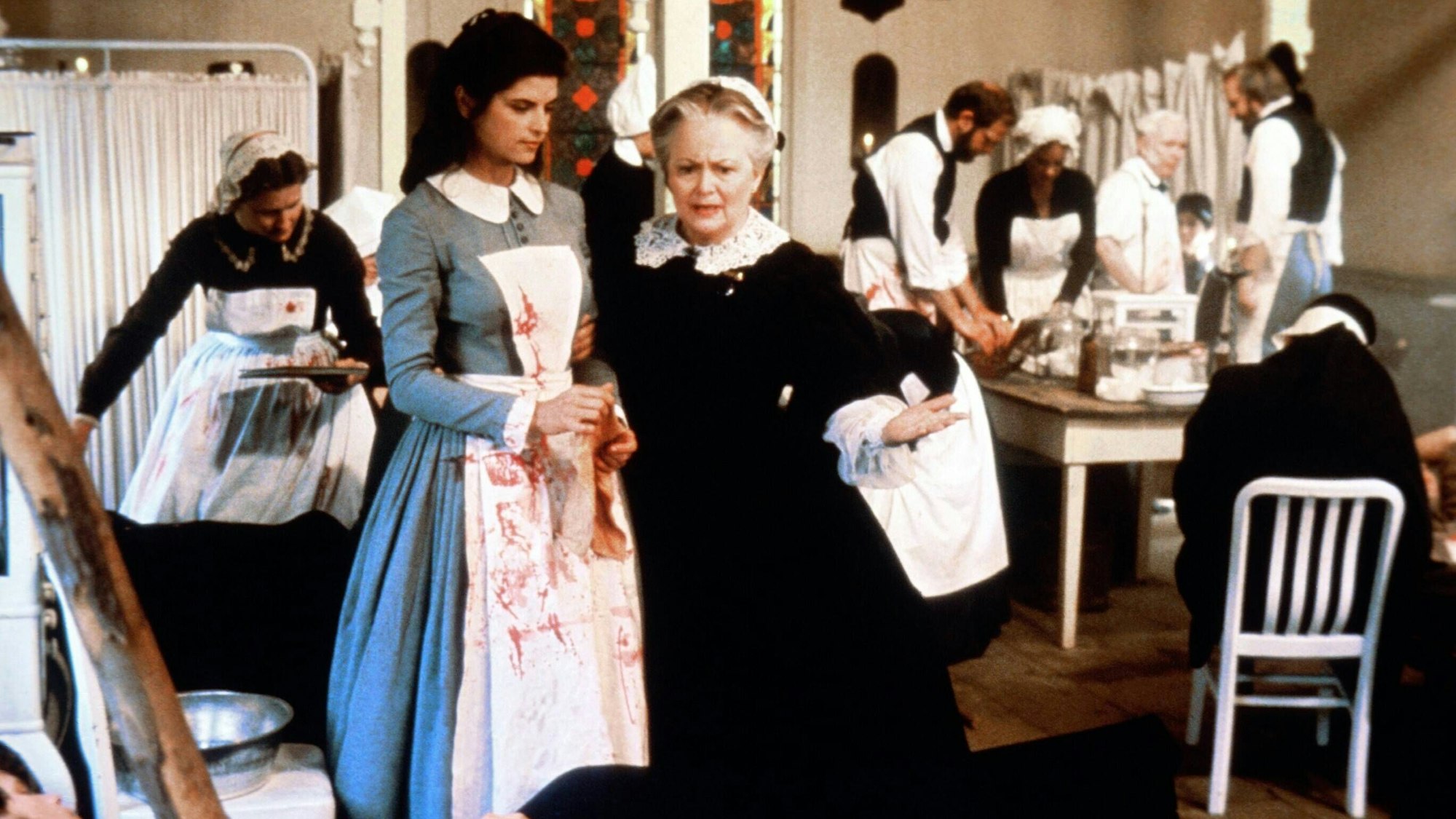 Kirstie Alley und Olivia de Havilland im Lazarett.