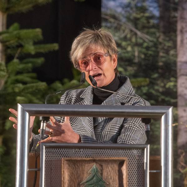 Gloria von Thurn und Taxis spricht während der Festveranstaltung anlässlich des 100-jährigen Bestehens des Bayerischen Waldbesitzerverbands im Schloss Emmeram. Sie hebt die Hände und redet in zwei Mikros. Hinter ihr stehen Tannenbäume.