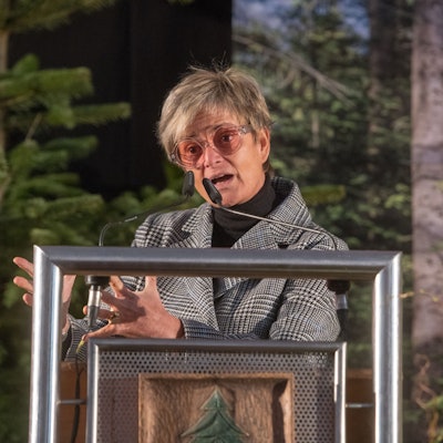 Gloria von Thurn und Taxis spricht während der Festveranstaltung anlässlich des 100-jährigen Bestehens des Bayerischen Waldbesitzerverbands im Schloss Emmeram. Sie hebt die Hände und redet in zwei Mikros. Hinter ihr stehen Tannenbäume.