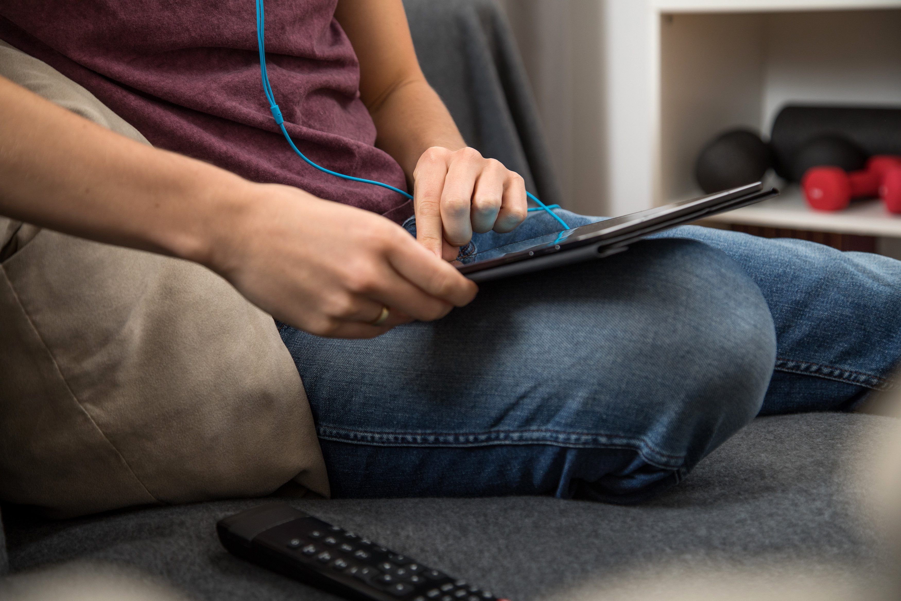 Ein Mann hört Musik über ein Tablet.