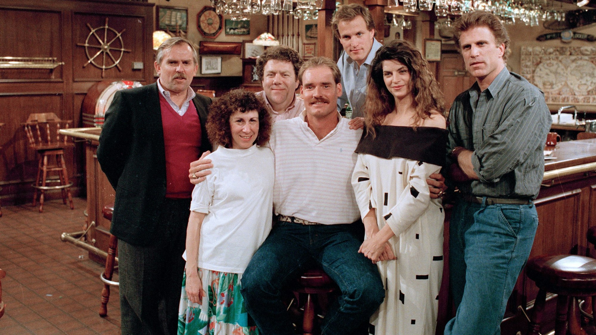 Kirstie Alley (2.v.r) posiert mit der Besetzung von „Cheers“ während der Proben für eine Folge.