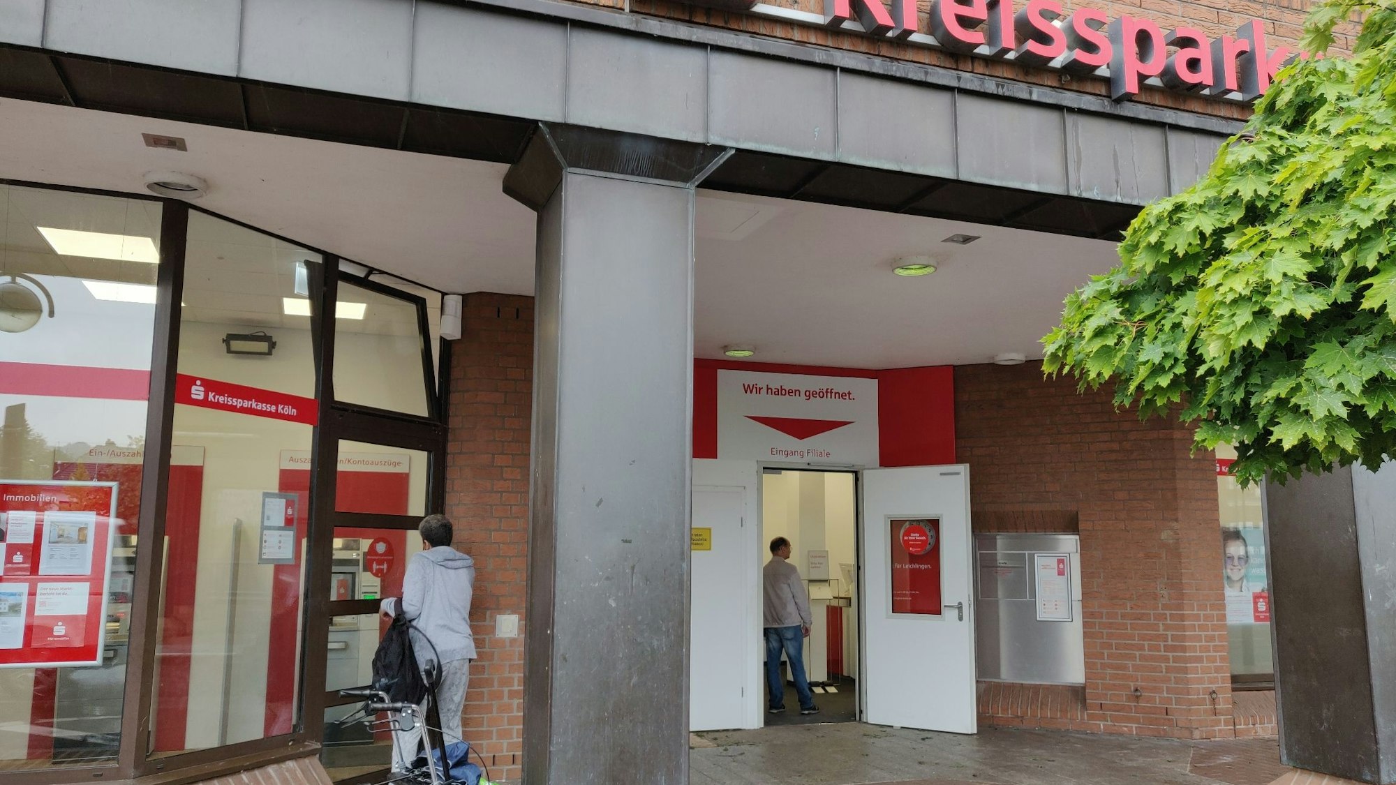 Die KSK-Filiale an der Neukirchener Straße: Rechts der Eingang zum Servicecenter, links der SB-Bereich mit zwei Geldautomaten und Auszugsdrucker.