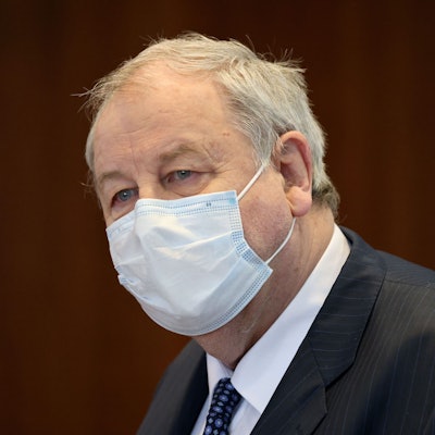 Hanno Berger, Angeklagter, steht im Gerichtssaal. Er trägt einen Mund-Nasen-Schutz und schaut an der Kamera vorbei.