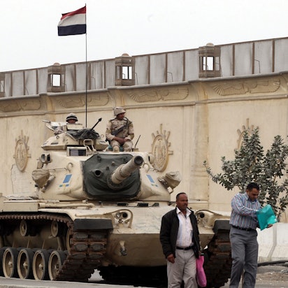 Ägyptische Soldaten sitzen auf einem Armeepanzer vor dem Tora-Gefängnis.