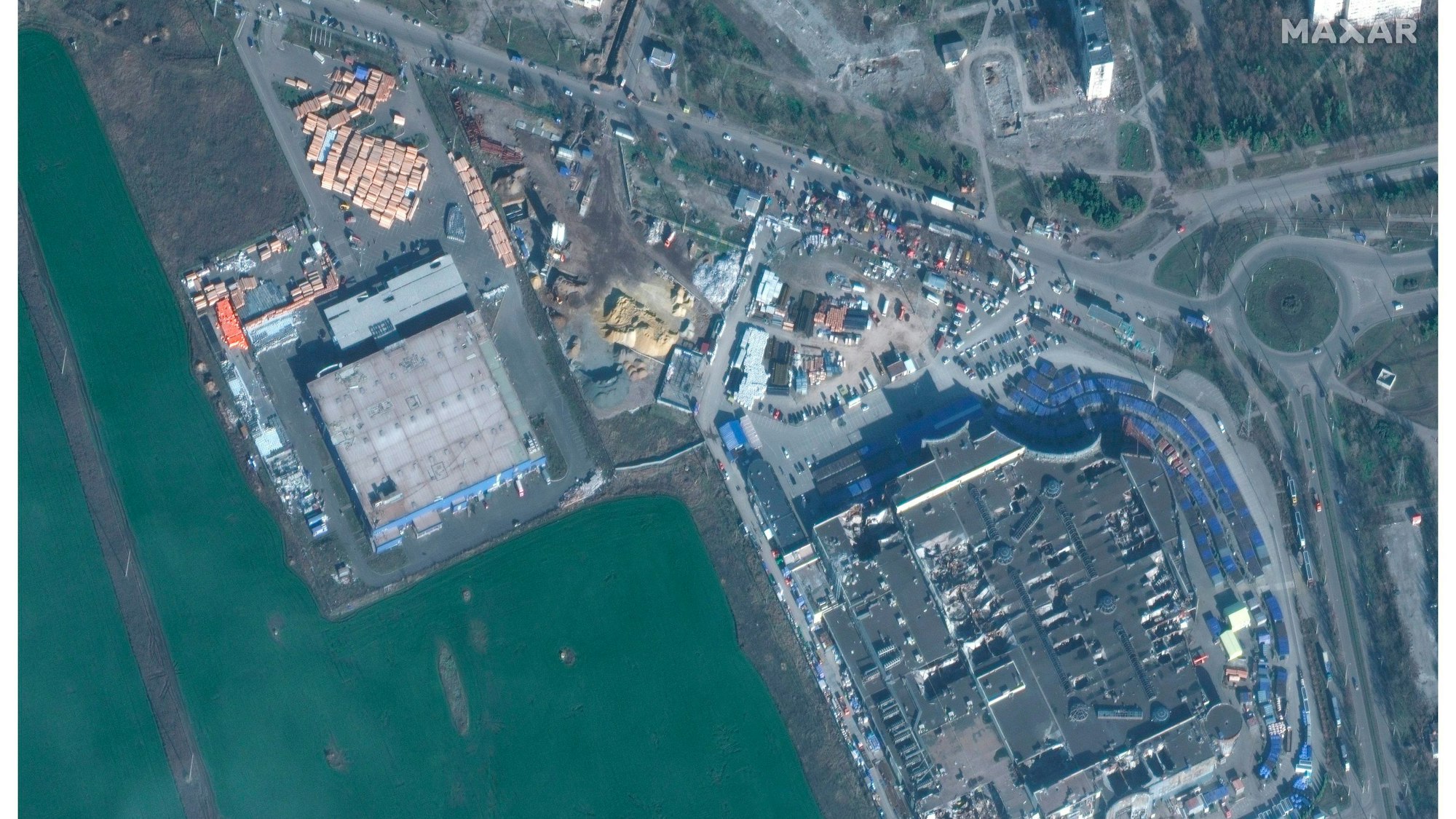 Die Umgebung des Einkaufszentrums von Mariupol im November. Zu sehen sind Baumaterialien.