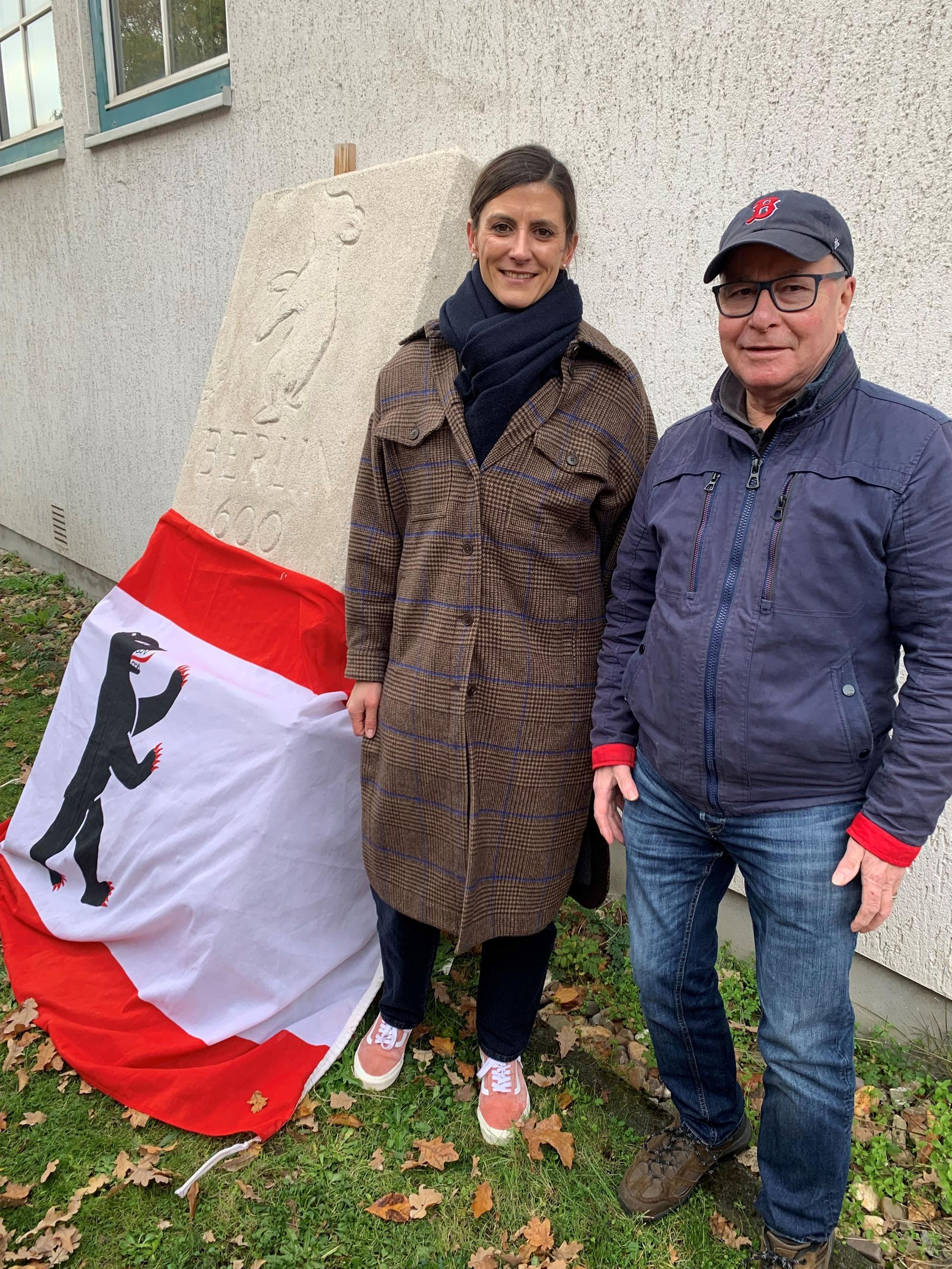 Michael Damm (Initiative Denkmalschutz für Berliner Meilensteine) und Nadja Fröhlich,wissenschaftliche Referentin beim Landschaftsverband Rheinland (LVR) stehen neben dem Bärenstein.
