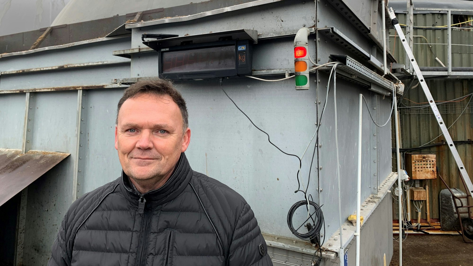 Der Euskirchener Landwirt Reiner von Meer steht auf seinem Hof vor der Biogasanlage. Sollte die Stromerlösabschöpfung auch für Flexanlagen kommen, droht ihm die Insolvenz.