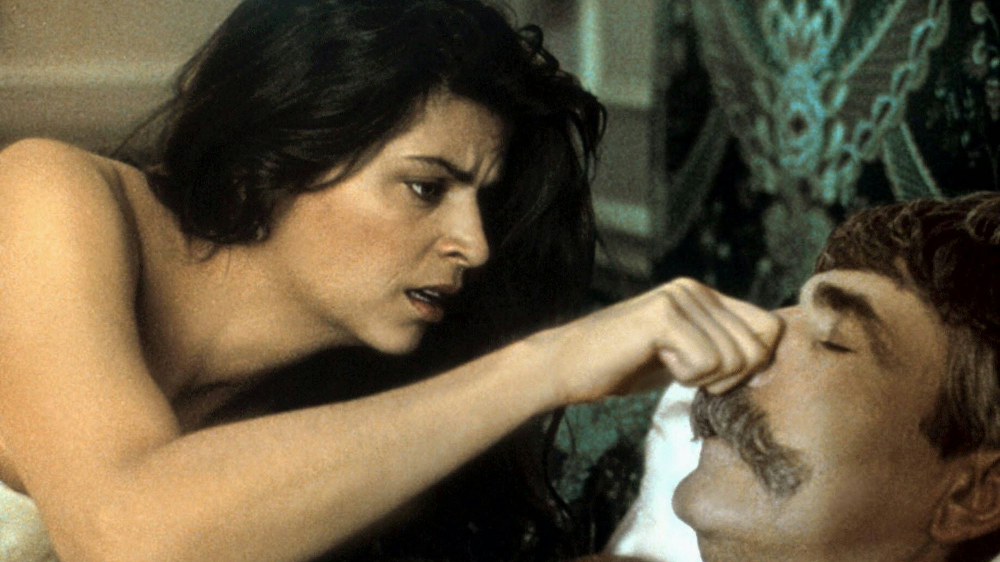 Kirstie Alley überprüft nach einem One-Night-Stand, ob ihr Bettpartner noch atmet.