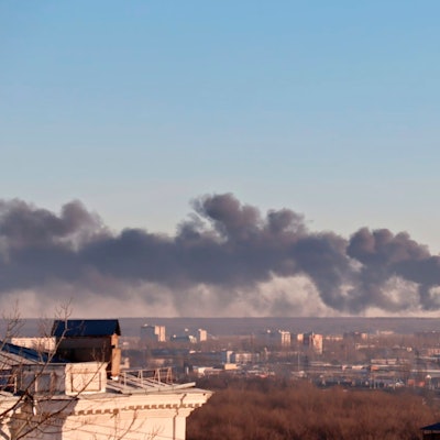 Rauch steigt aus dem Flughafen Kursk auf. Ein Feuer, brach auf dem Flughafen an der Grenze zur Ukraine aus, laut russischen Angaben handelt es sich um einen Drohnenangriff.