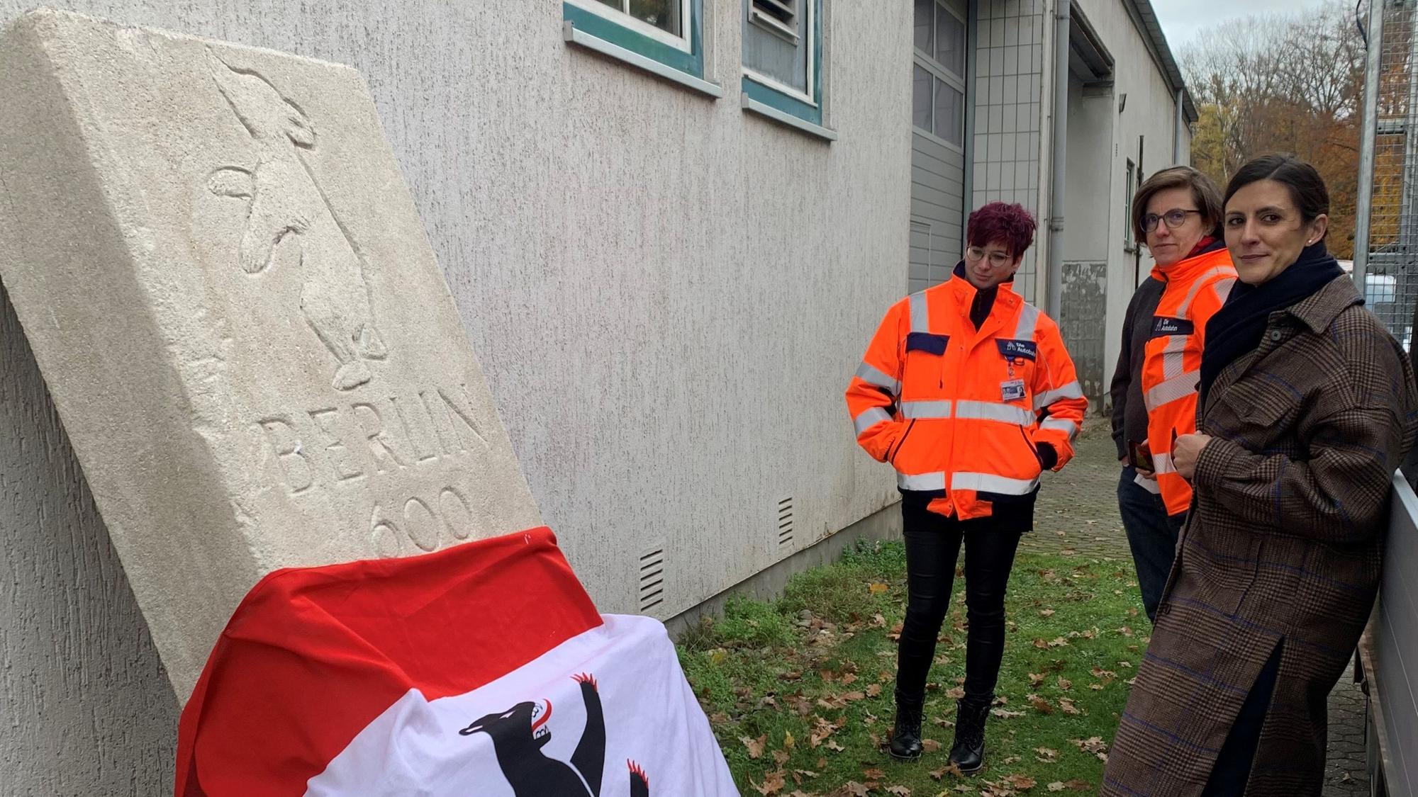 Tanja Lübbersmann und Sabrina Kieback von der Autobahn GmbH des Bundes, Niederlassung Rheinland sowie Nadja Fröhlich stehen neben dem Bärenstein.