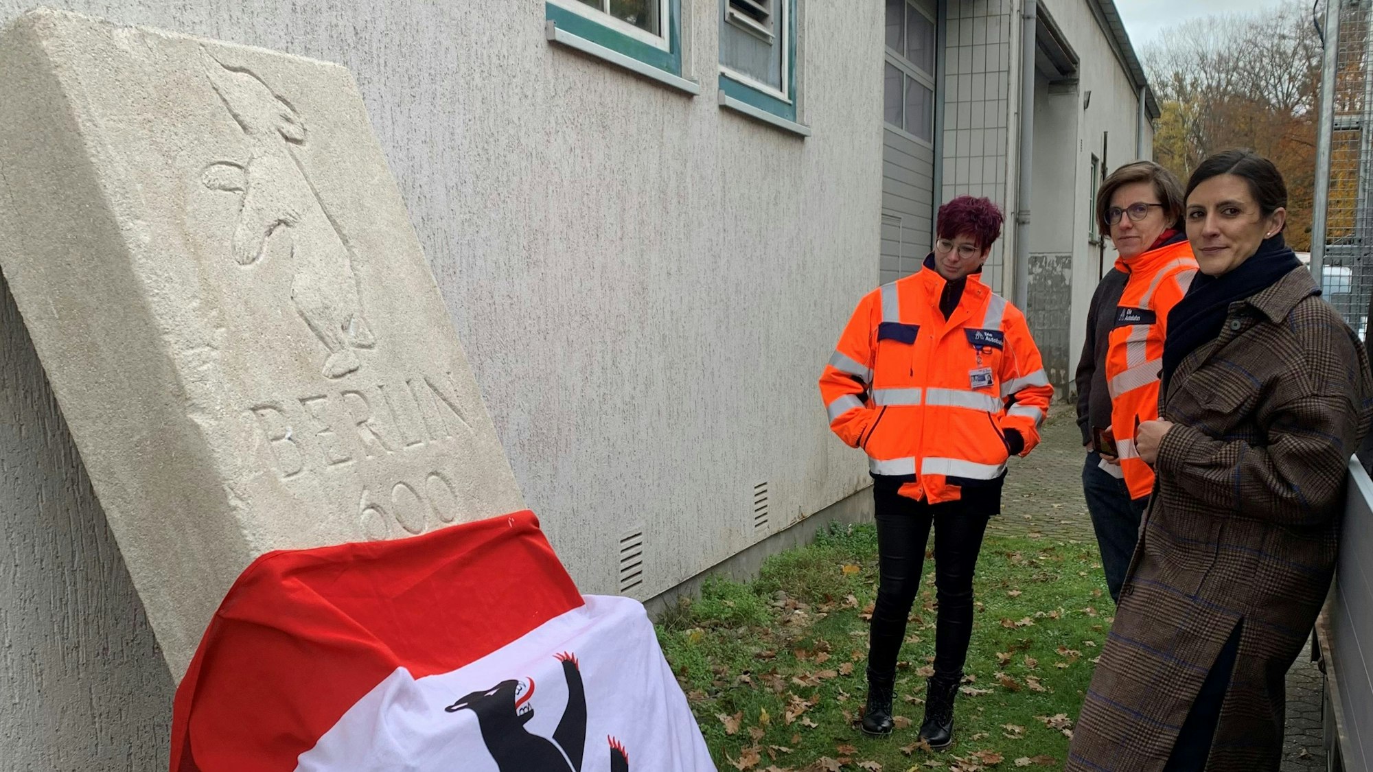 Tanja Lübbersmann und Sabrina Kieback von der Autobahn GmbH des Bundes, Niederlassung Rheinland sowie Nadja Fröhlich stehen neben dem Bärenstein.