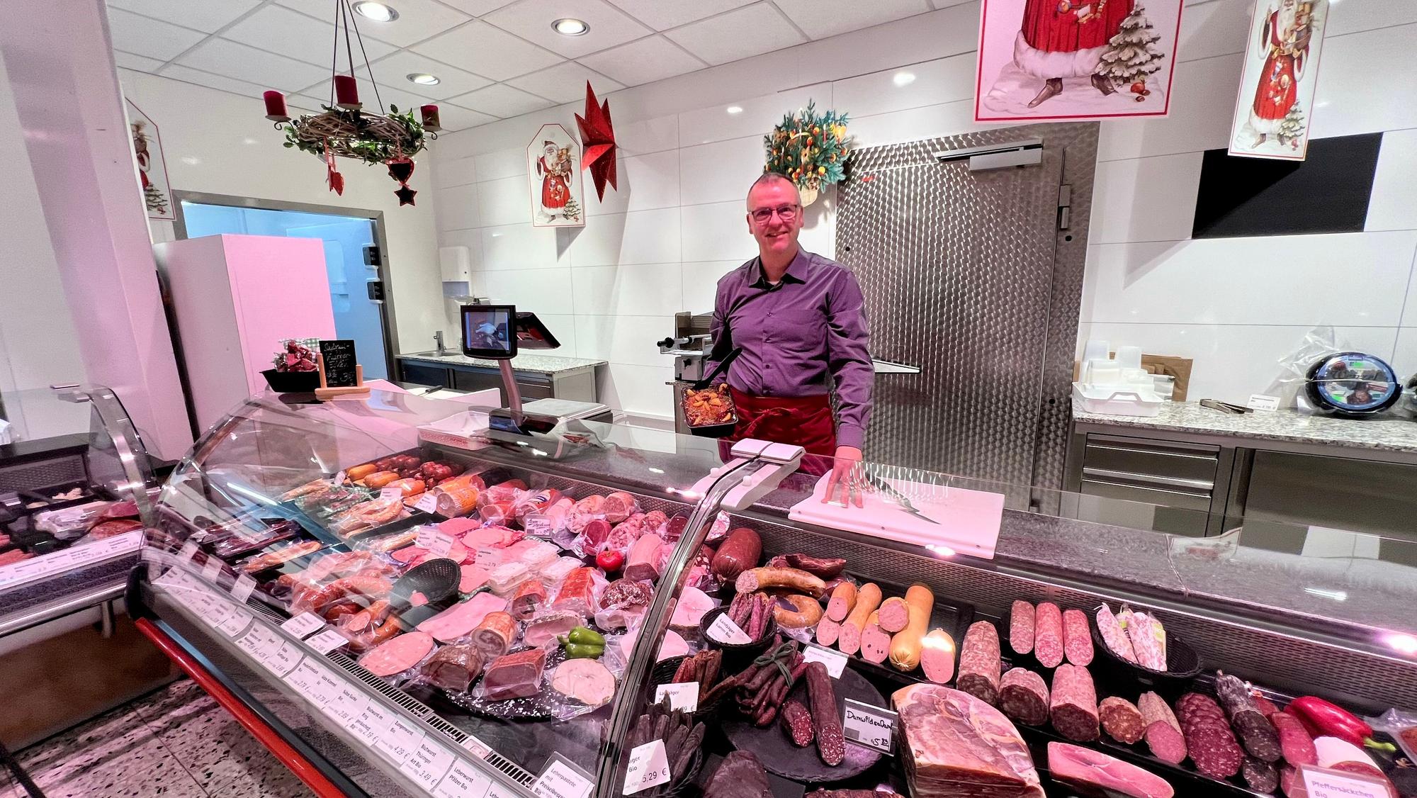 Jörg Müller im Verkaufsraum seiner Bio-Fleischerei in Küppersteg hinter der Wursttheke