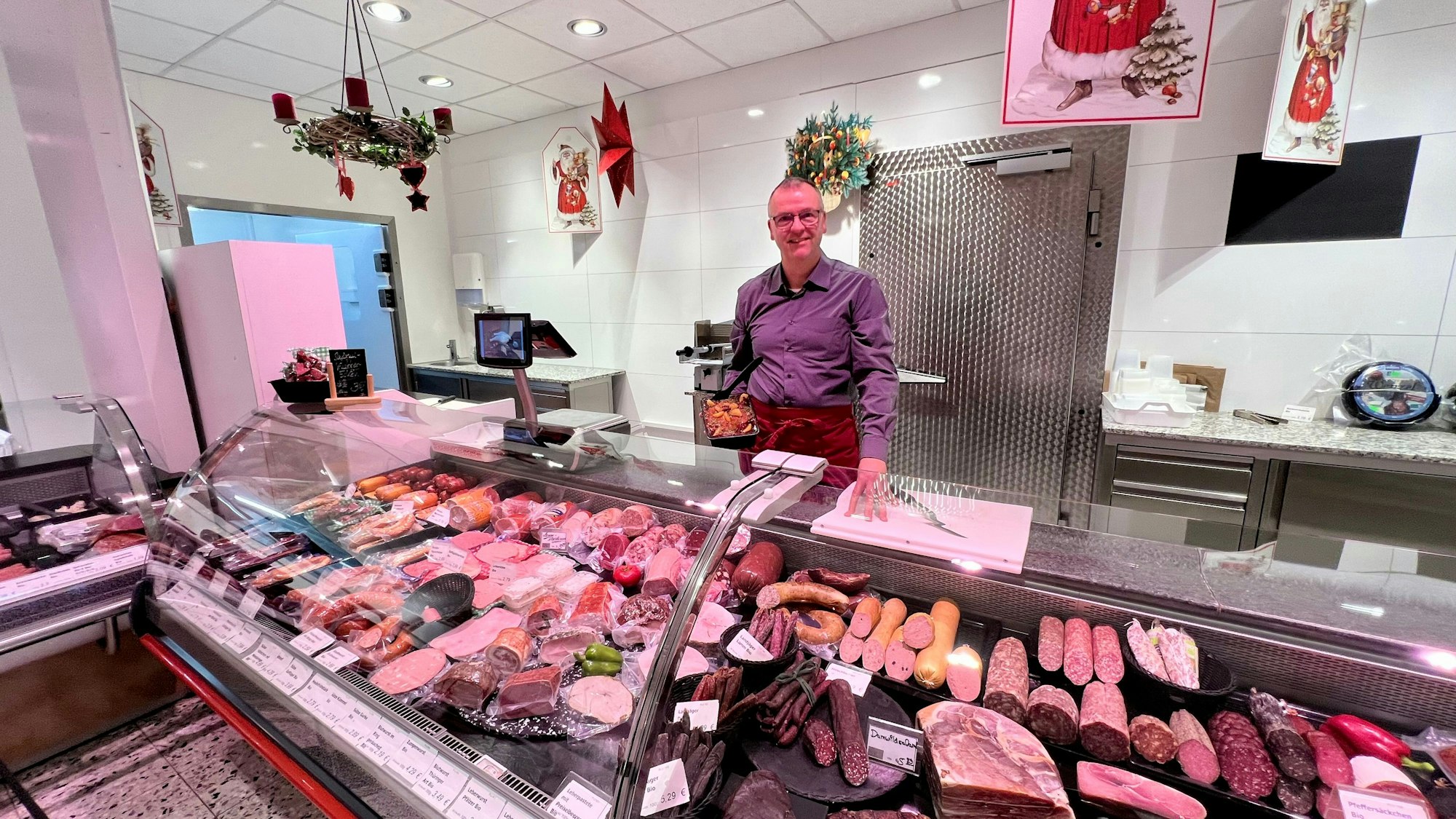 Jörg Müller im Verkaufsraum seiner Bio-Fleischerei in Küppersteg hinter der Wursttheke
