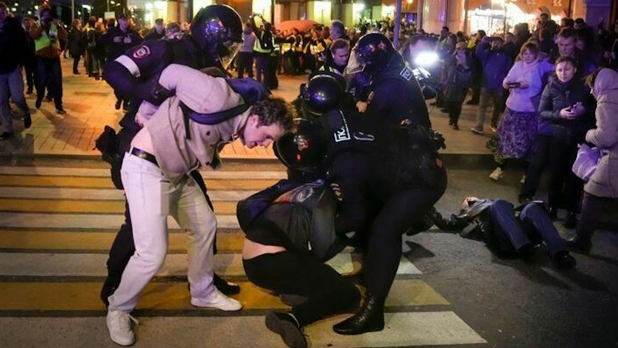 Russland, Moskau: Polizisten halten Demonstranten während einer Demonstration gegen die Anordnung einer Teilmobilisierung der Streitkräfte fest.
Die Polizei in Russland ging hart gegen Proteste vor. (