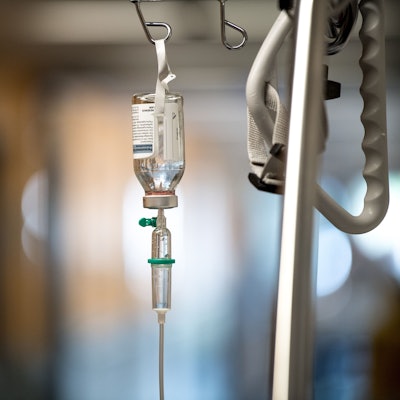 Ein Tropf hängt an einem Krankenhausbett auf dem Flur einer Notaufnahme.