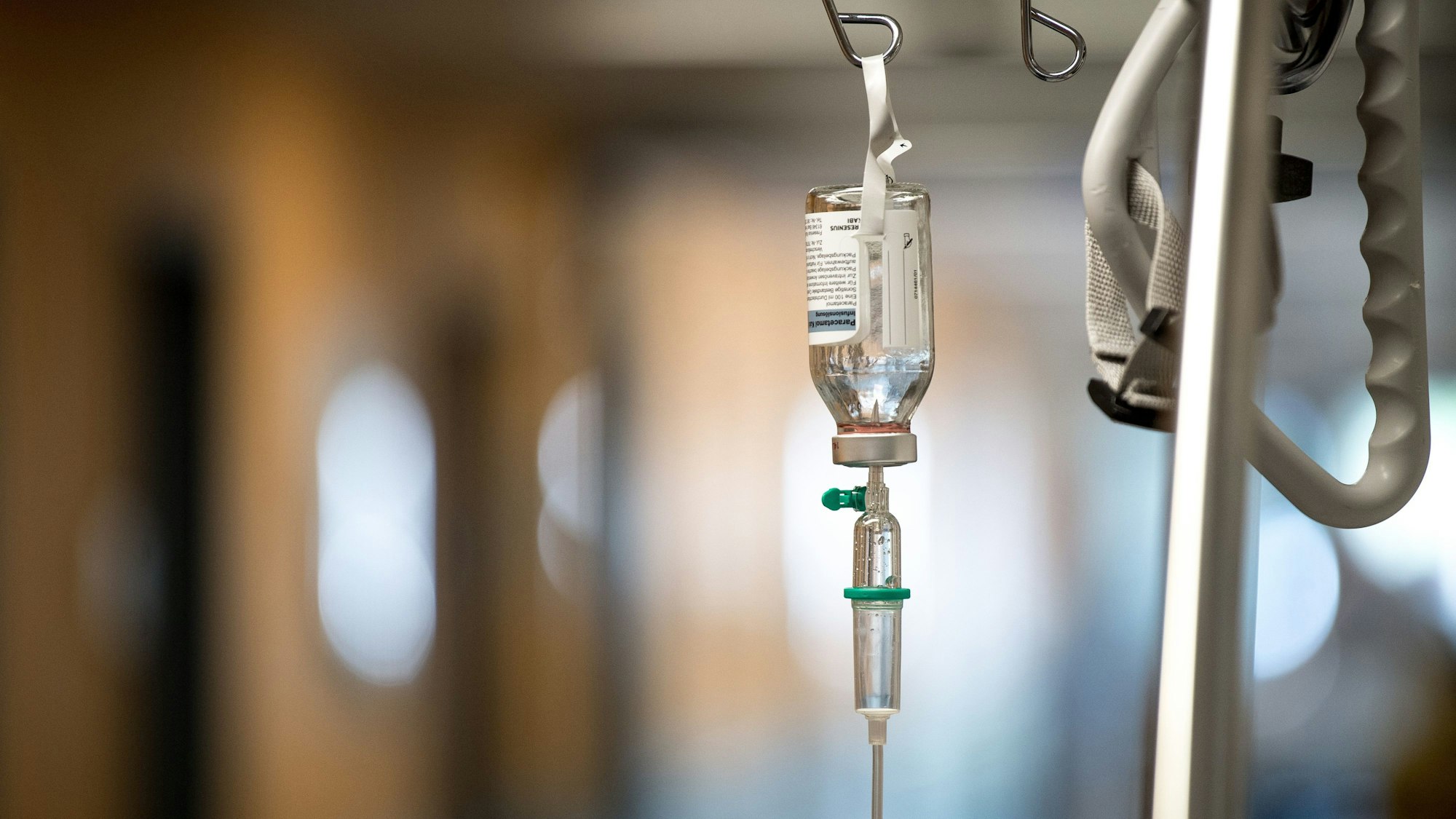 Ein Tropf hängt an einem Krankenhausbett auf dem Flur einer Notaufnahme.