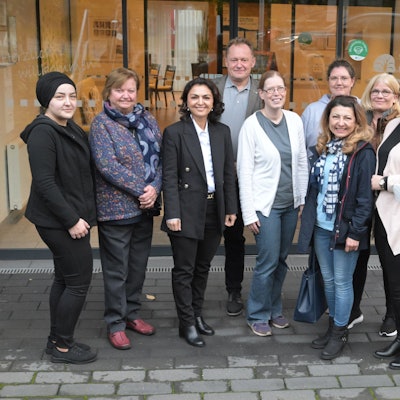 Das Team der neuen spezialisierten Palliativ-Versorgung steht vor dem Geschäftsstelle von Carpe Diem in Bensberg.