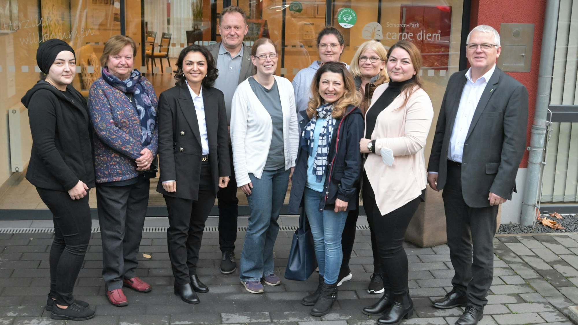 Das Team der neuen spezialisierten Palliativ-Versorgung steht vor dem Geschäftsstelle von Carpe Diem in Bensberg.