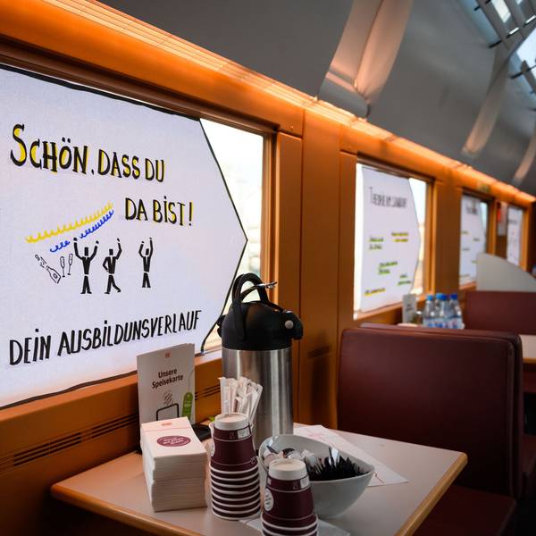 Auf einem Tisch im Bordbistro der Deutschen Bahn stehen Einwegbecher, eine Kaffee-Thermoskanne, Zuckertüten und Servietten.