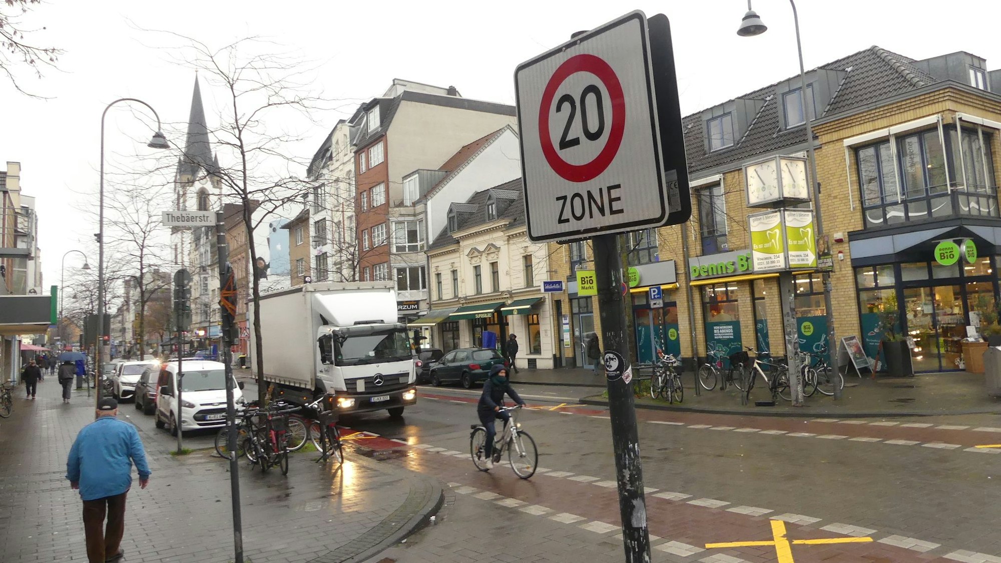 Im Vordergrund sieht man das Hinweisschild auf Tempo 20 und im Hintergrund die befahrene Venloer Straße.