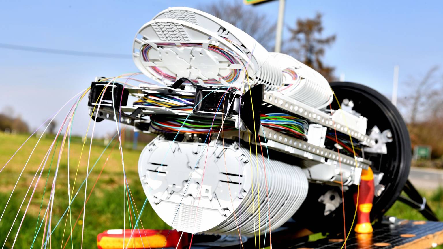Zu sehen ist ein Gerät, das Glasfaserleitungen für den Internetausbau verlegt.