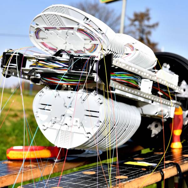 Zu sehen ist ein Gerät, das Glasfaserleitungen für den Internetausbau verlegt.