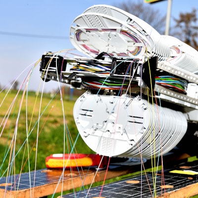 Zu sehen ist ein Gerät, das Glasfaserleitungen für den Internetausbau verlegt.