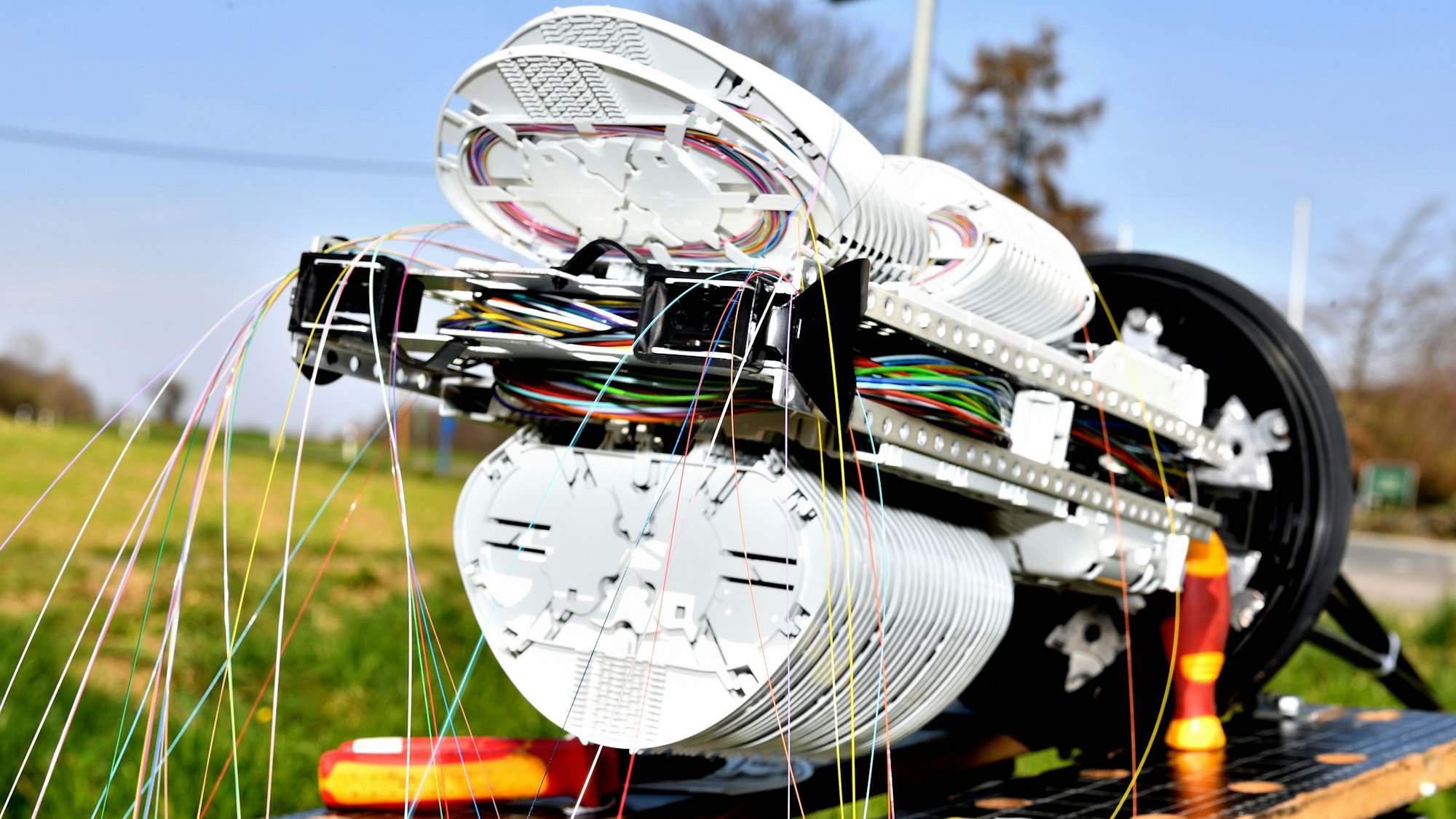 Zu sehen ist ein Gerät, das Glasfaserleitungen für den Internetausbau verlegt.