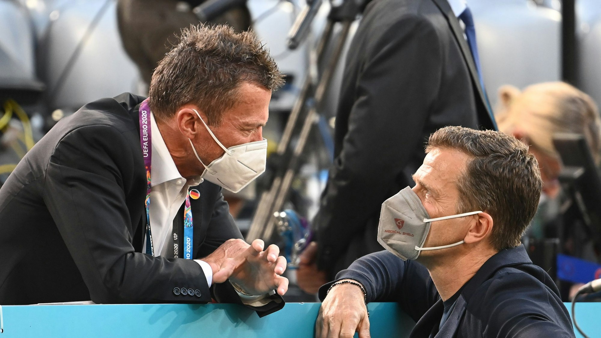 Die beiden deutschen Ex-Nationalspieler Lothar Matthäus (.l) und Oliver Bierhoff (r.) sprechen am Rand einer Tribüne miteinander.