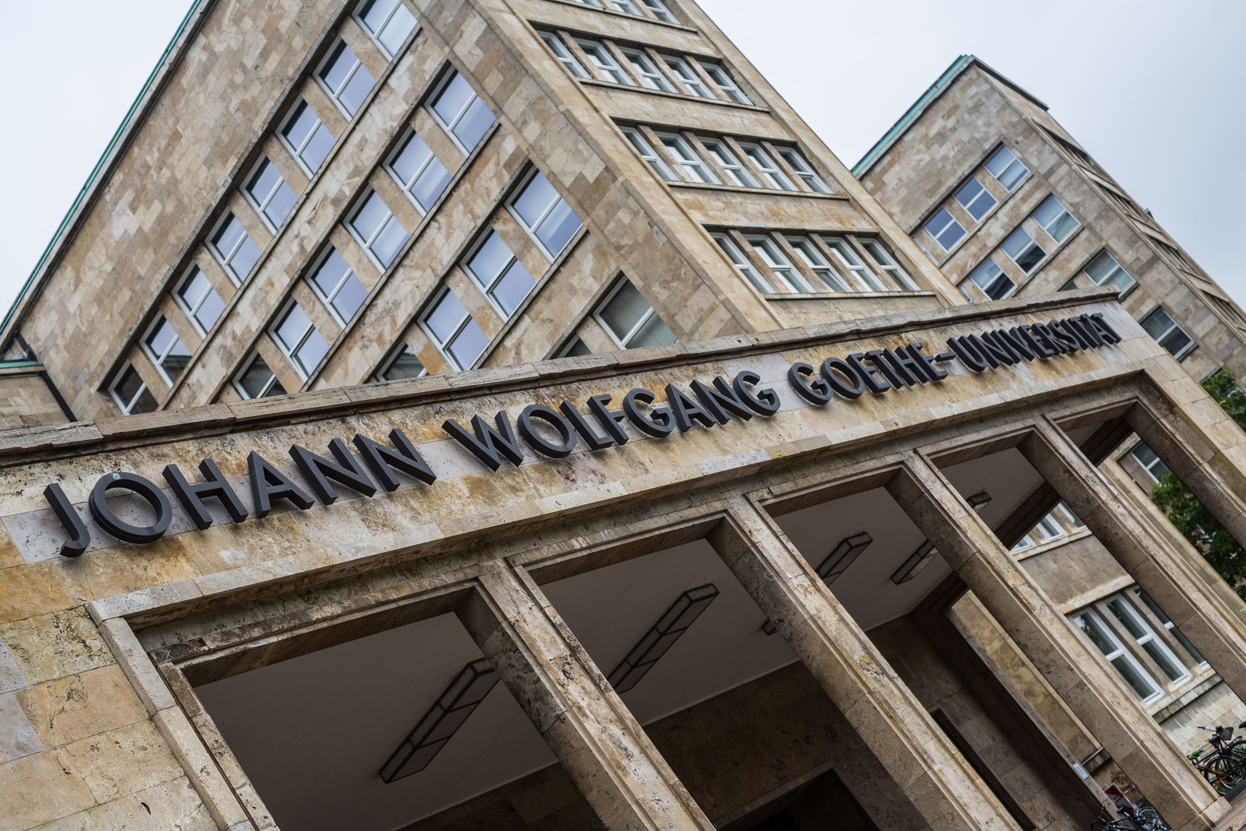 Der Schriftzug «Johann Wolfgang Goethe-Universität» ist auf dem Campus Westend über dem Eingang zum Hauptgebäude zu lesen.