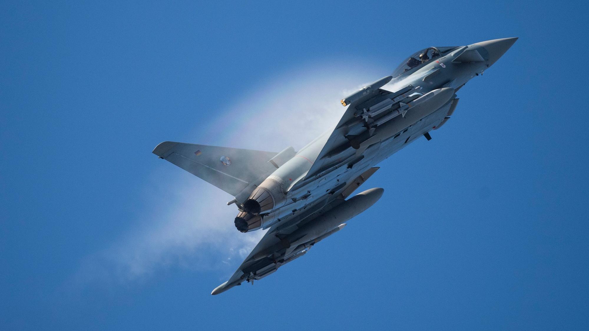 Ein Kampfflugzeug vom Typ Eurofighter Typhoon der Luftwaffe fliegt durch die Luft.