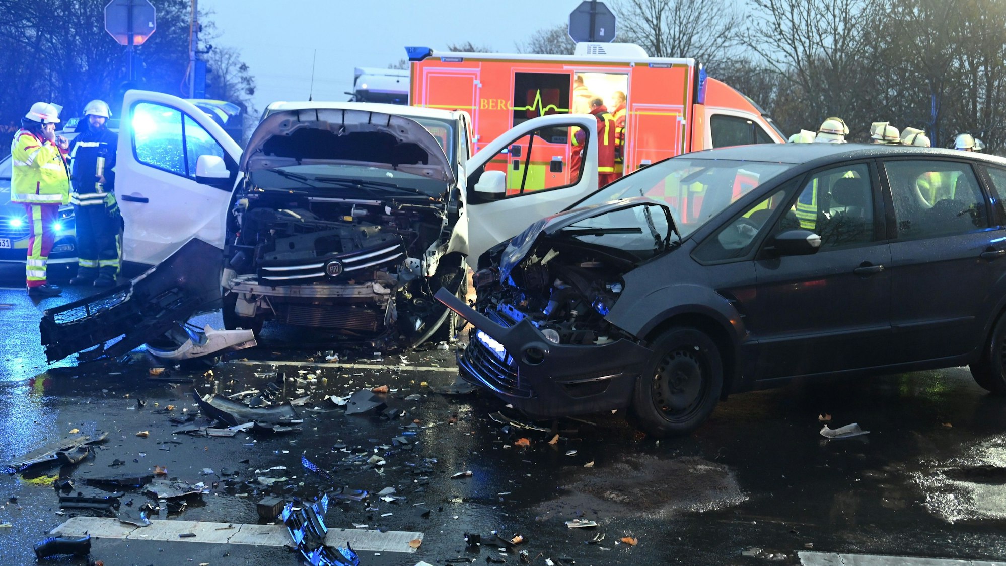 Das Bild zeigt zwei schwer beschädigte Fahrzeuge, die auf der Kreuzung L277/B477 in Elsdorf zusammengeprallt sind.
