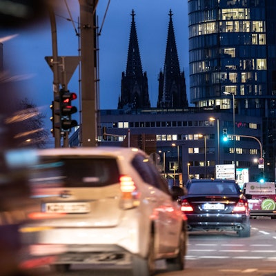 06.12.2021, Köln: Autos im abendlichen Berufsverkehr in Deutz. Wegen der Coronavirus-Pandemie verzichten weiterhin viele auf den Nahverkehr und fahren stattdessen mit dem Auto.