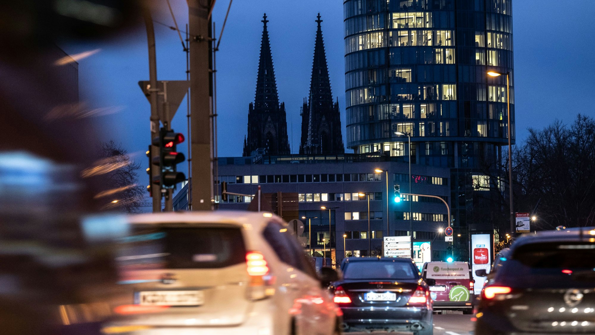 06.12.2021, Köln: Autos im abendlichen Berufsverkehr in Deutz. Wegen der Coronavirus-Pandemie verzichten weiterhin viele auf den Nahverkehr und fahren stattdessen mit dem Auto.