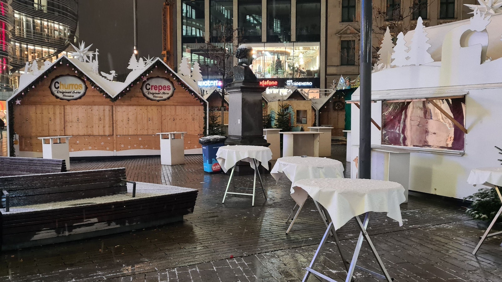 Geschlossene Weihnachtsmarktbuden in Düsseldorf. Die Polizei hatte wegen einer Bedrohungslage die Weihnachtsmärkte in der Landeshauptstadt geräumt.