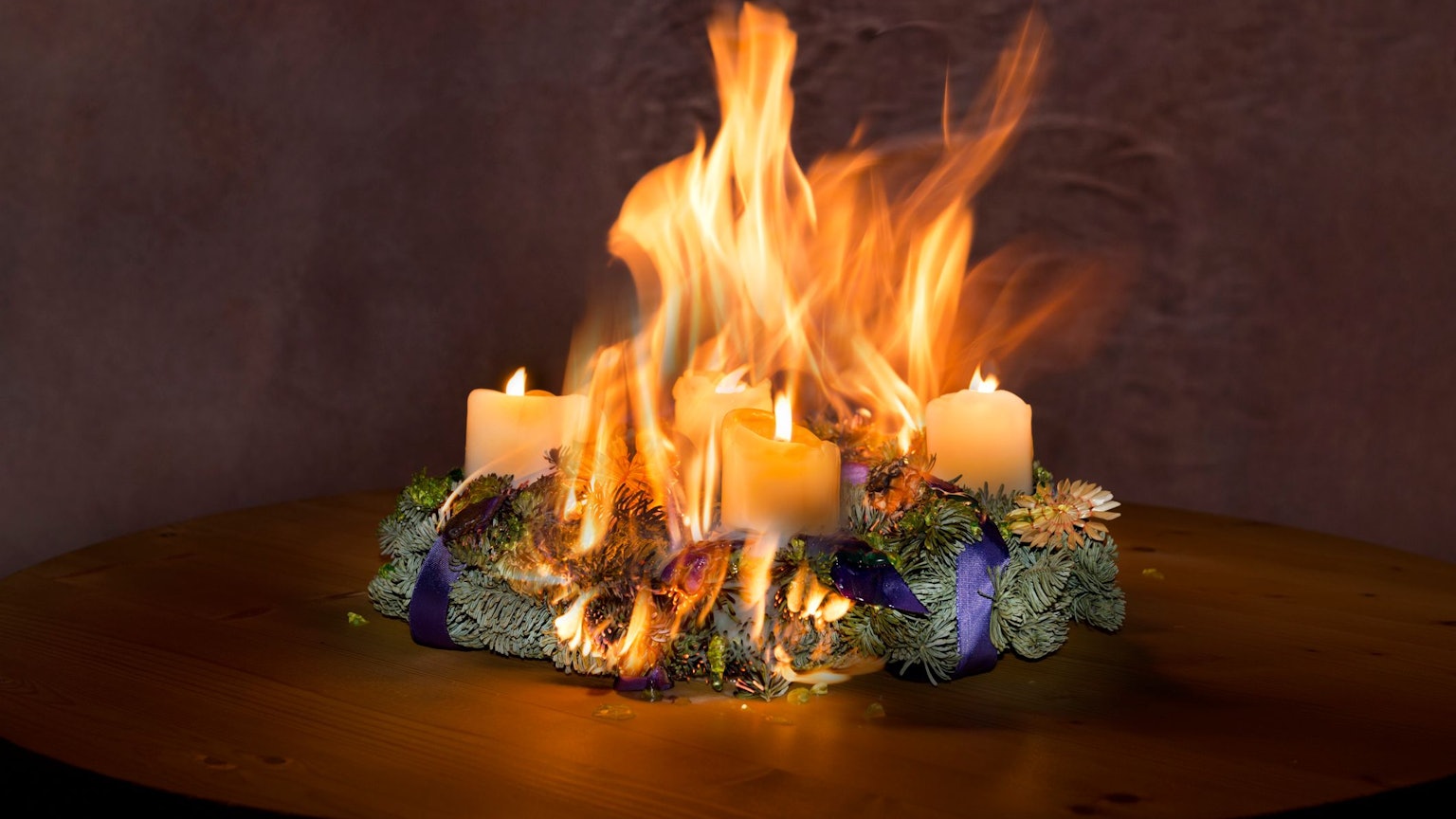 Ein lichterloh brennender Adventskranz