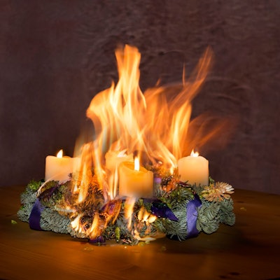 Ein lichterloh brennender Adventskranz