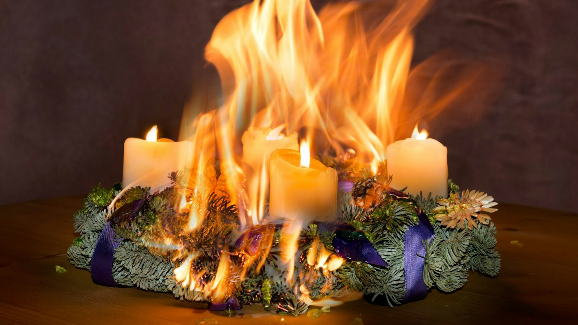 Ein lichterloh brennender Adventskranz